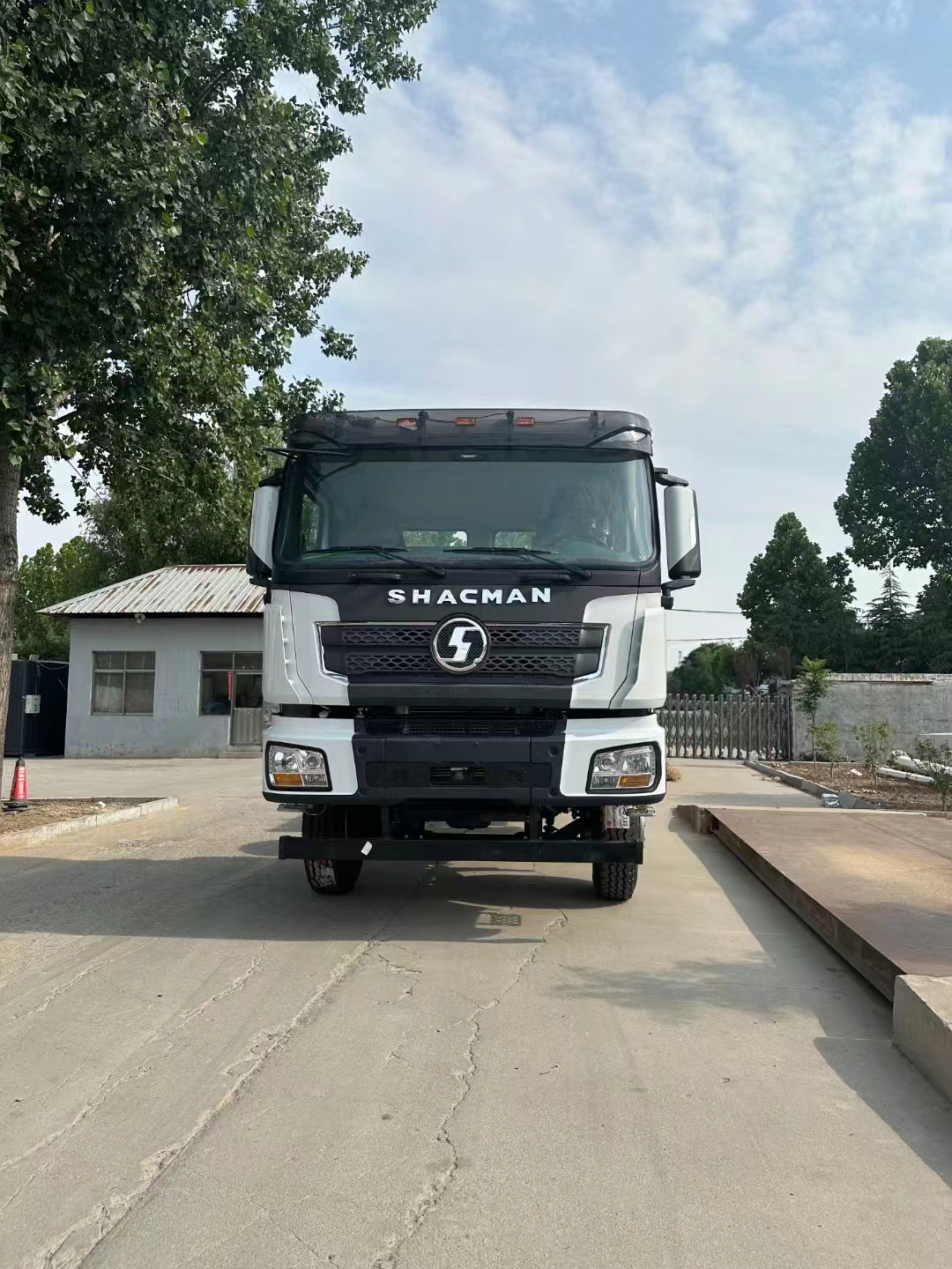 Exportera nya bilar till ditt hem Shaanxi Automobile Delonghi X3000-8x4 National V, Steel Bridge, Manual Transmission, Large Box kan anpassas, den mest 🔥-modellen i Centralasien och Ryssland